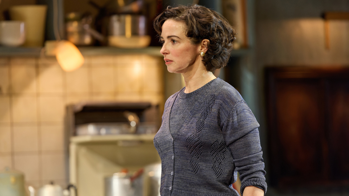 Show photo - The Hills of California at the Harold Pinter Theatre - Laura Donnelly - Photo by Mark Douet - 6/24